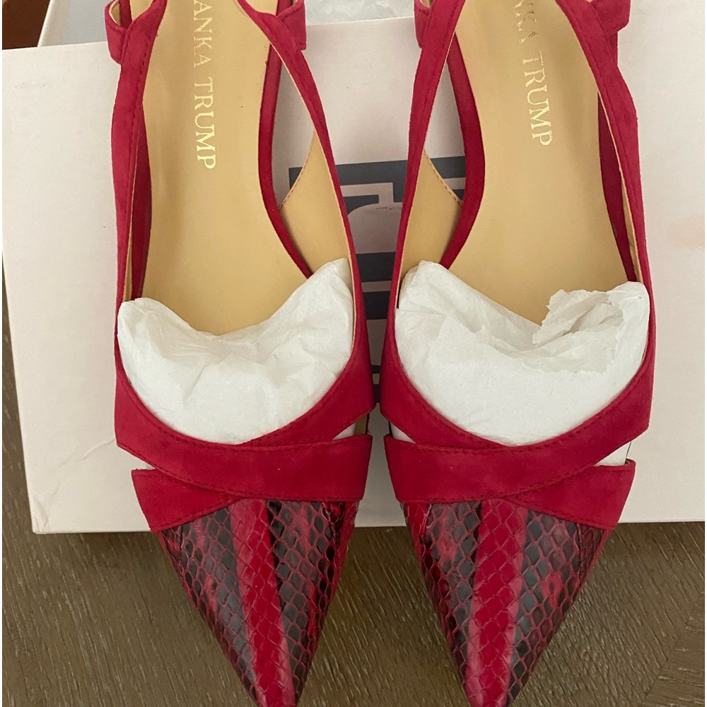 Red women pointy toe shoes, beautiful gently used